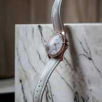 Biały pozłacany damski zegarek rose gold z kryształkami marki Sekonda