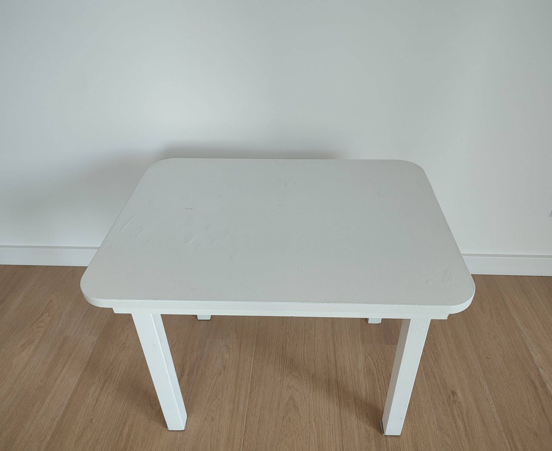 Biały stolik dla dzieci