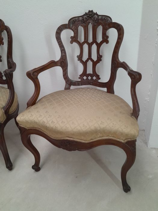 Cadeirões, canapé e cadeiras antigas.