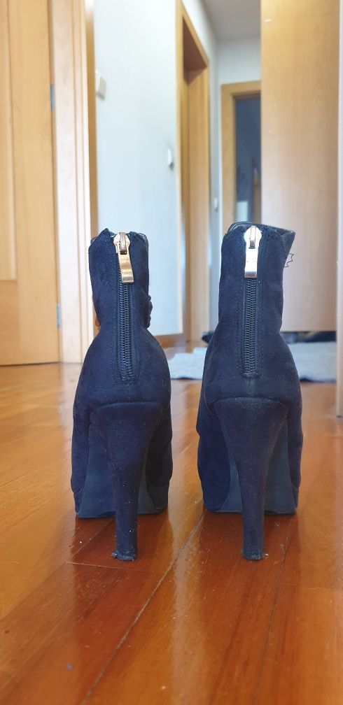 Botas pretas de veludo