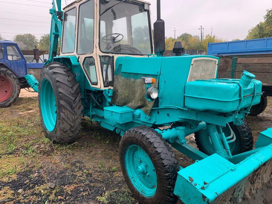 Ескаватор юмз на повному ходу стоїть стартер