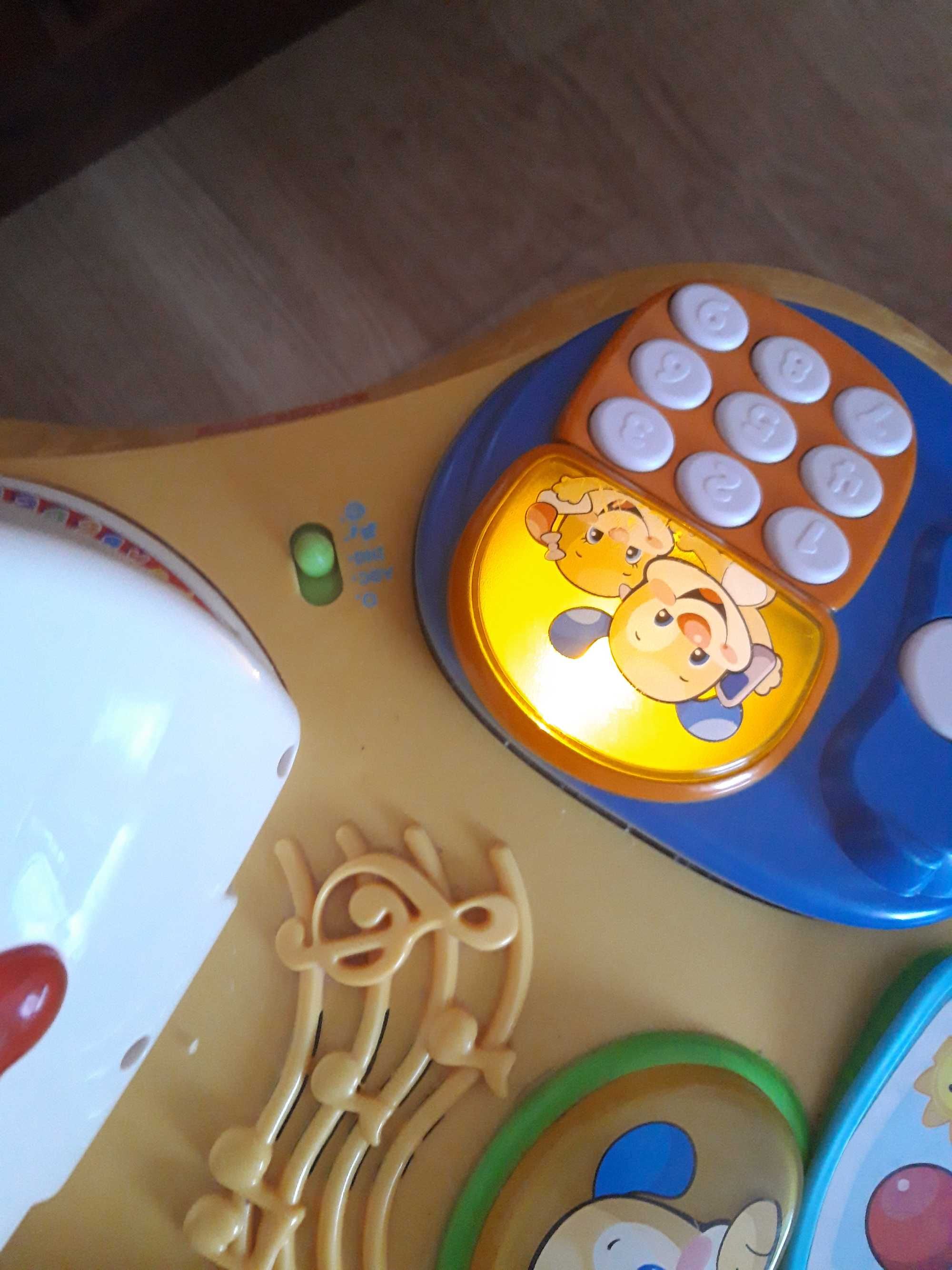 Mesa e andarilho de actividades musicais