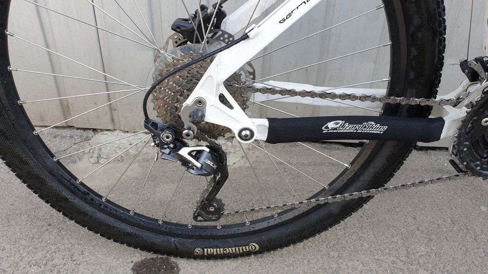 Двопідвіс, обладнання Shimano SLX,  вилка Rock Shox Reba