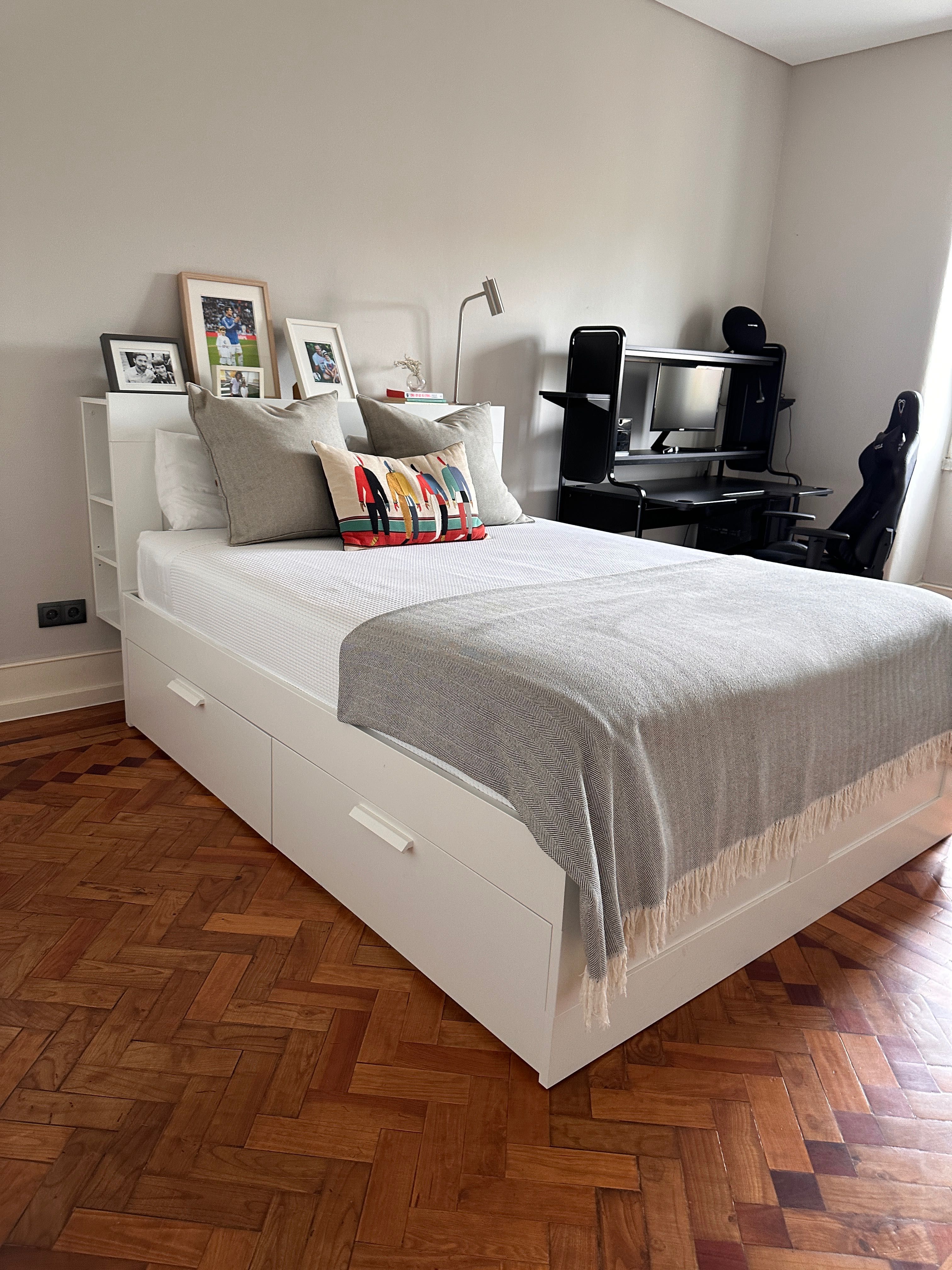 Cama casal con arrumaçao e cabeceira Brimnes Ikea perfeito estado