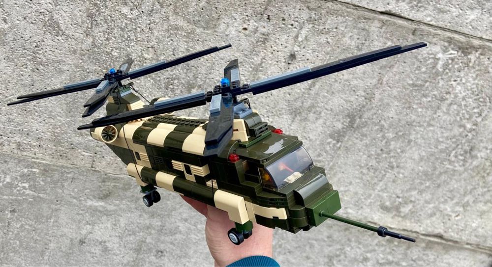 Військовий вертоліт Chinooc із Lego (Лего)