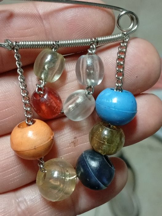 Alfinete com bolinhas para colocar num casaco ou camisa