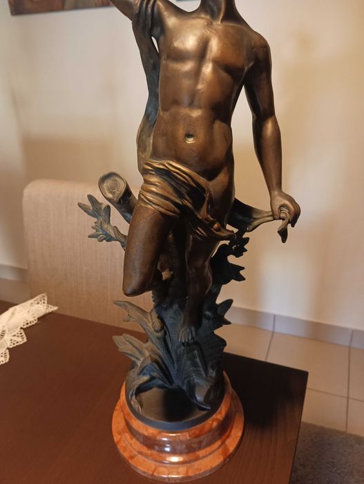 Estatueta de Apolo, com 62cm de altura e 13kg de peso