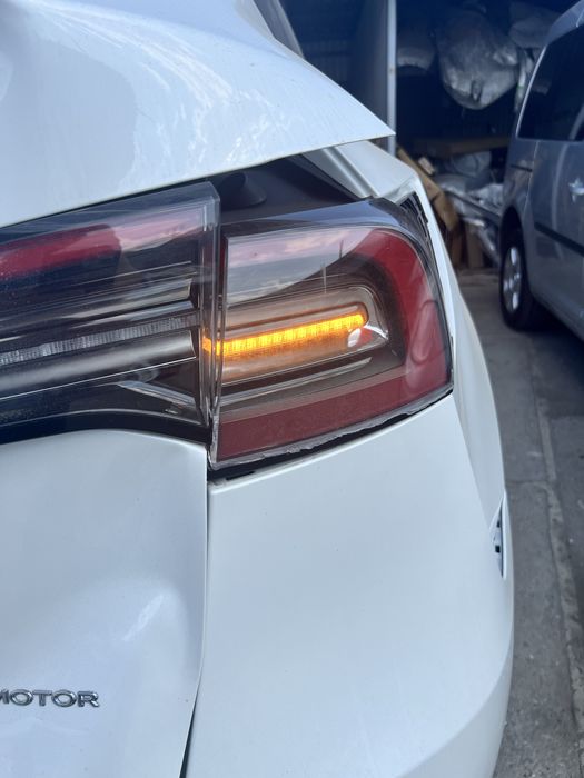 Ліхтар задній (4 піна) Tesla Model Y (Global)