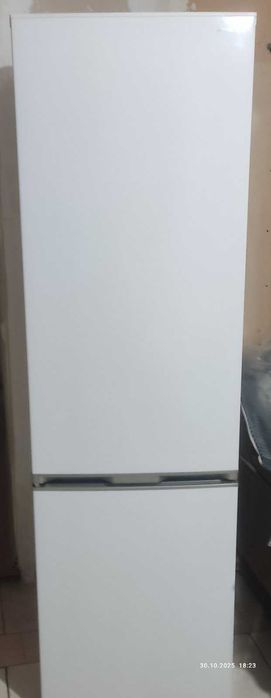 Холодильник Sharp 1,8м. не холодить, під ремонт.