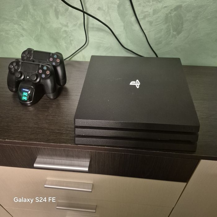 PS 4 pro,з двома джоями і зарядною станцією