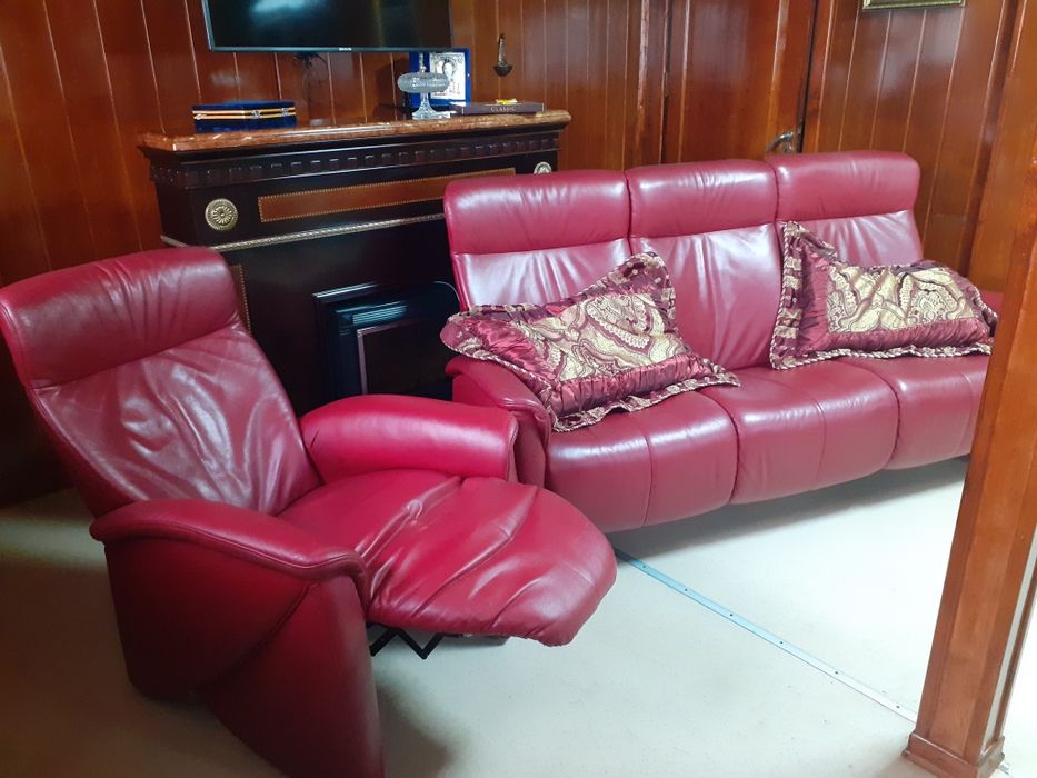 Шкіряний комплект меблі.Диван і крісло. Бренд.