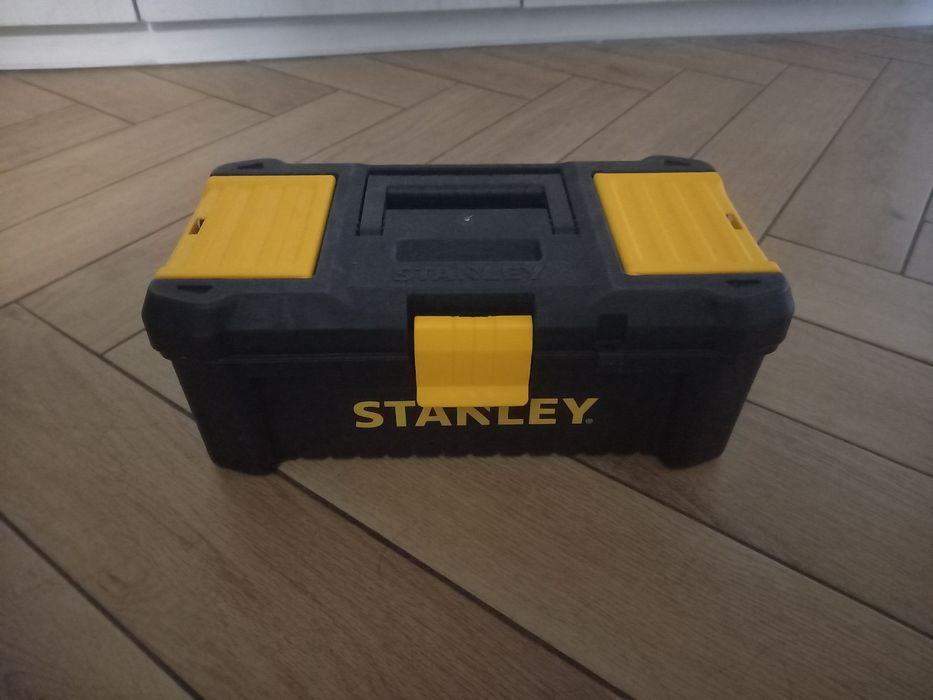 Skrzynka na narzedzia / szpargaly Stanley