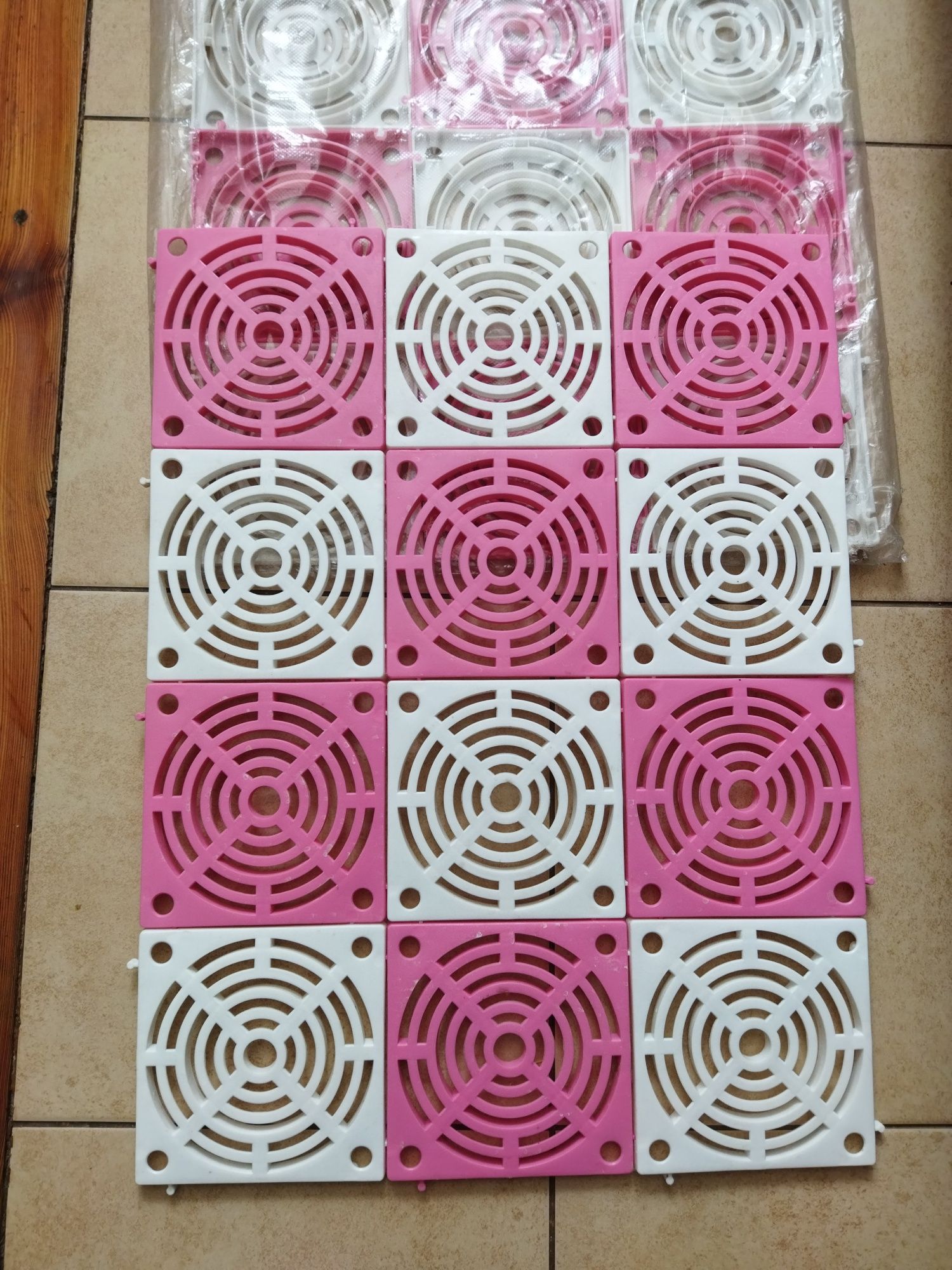 Mata z tworzywa składane z kwadratów w kolorze biel i róż