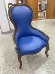 Poltrona clássica estofada em azul