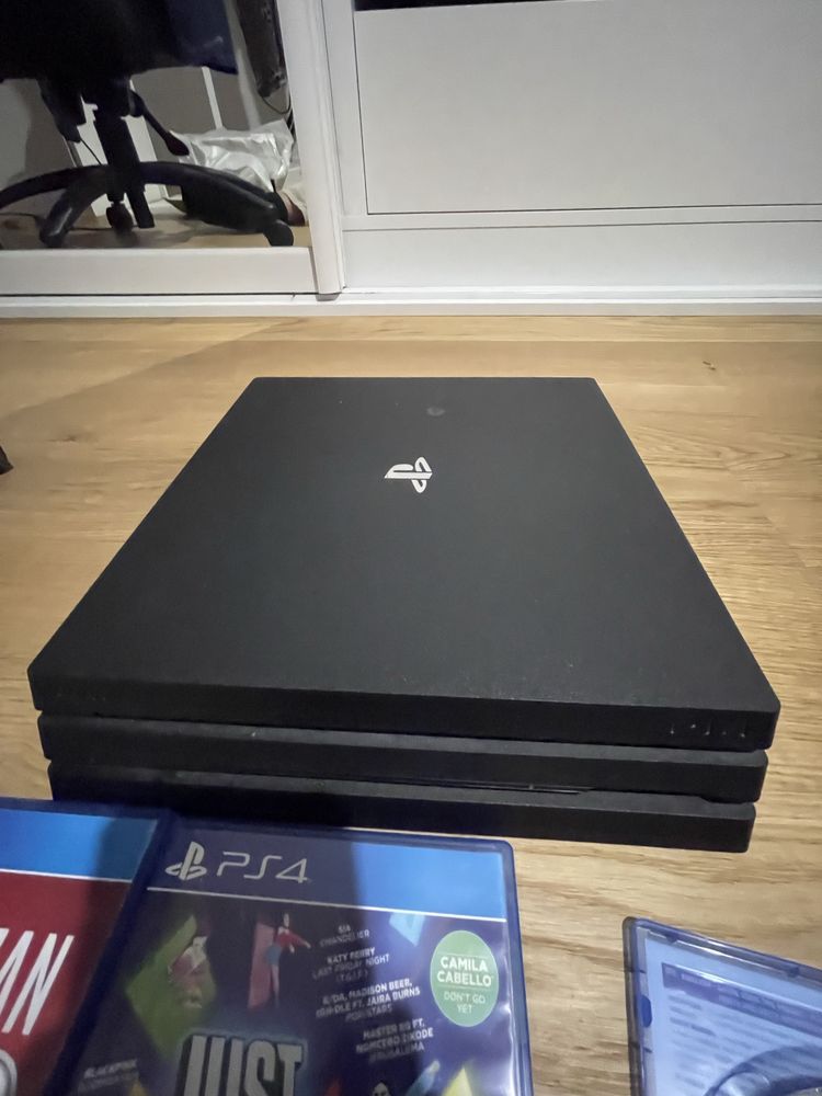 Playstation 4 Pro z 2 padami i 4 grami