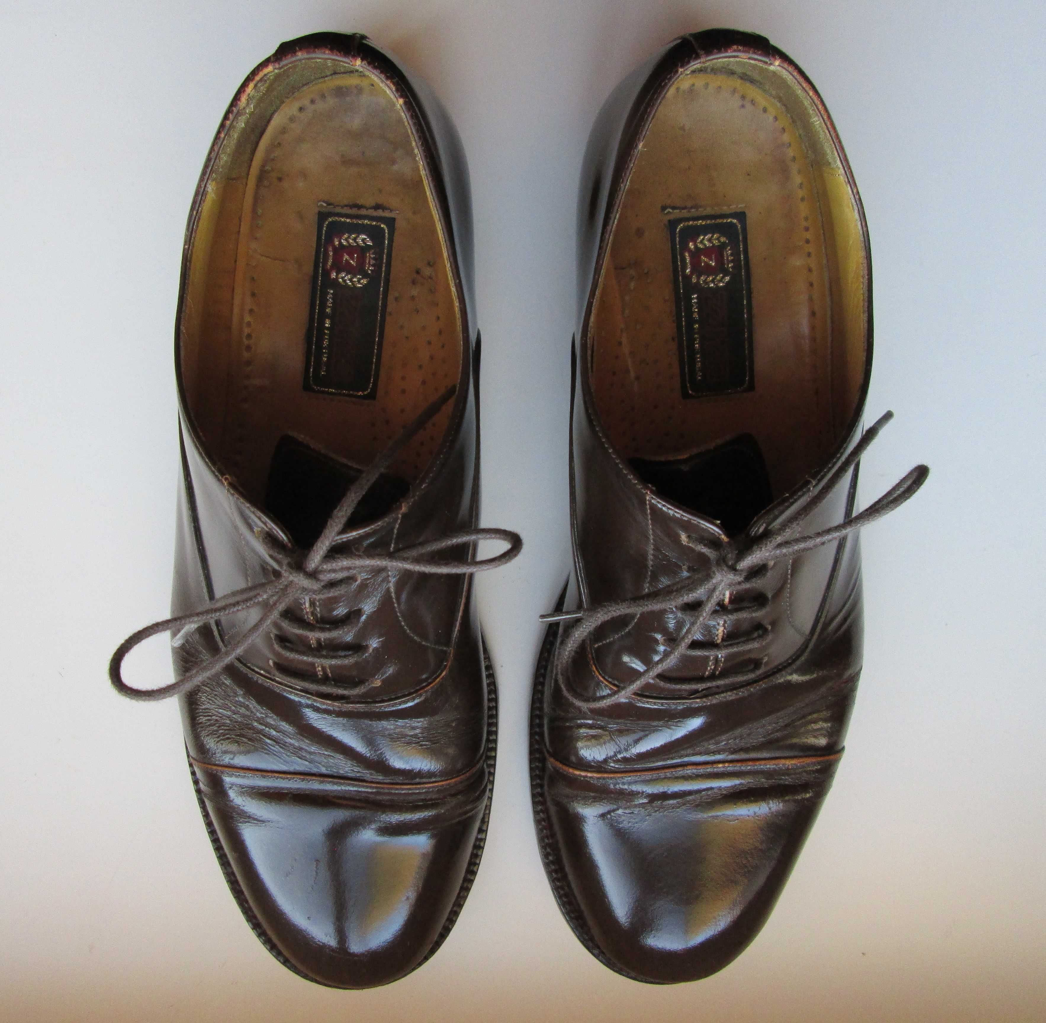 Sapatos em pele castanhos e azuis polidos
