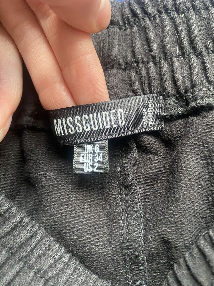 Czarne dresy Missguided 34