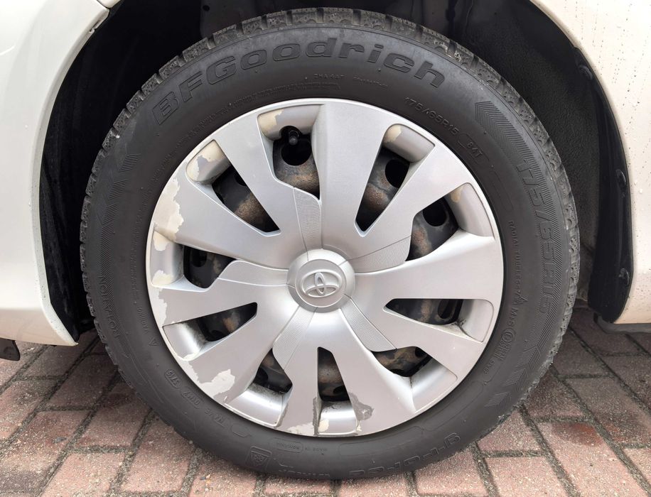 Opony, Felgi, Kołpaki Toyota Yaris r 15 4 x 100 ET 39 Komplet Oryginał