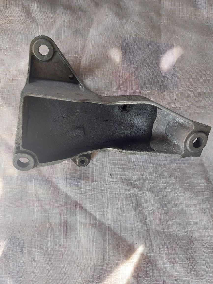 Правый кронштейн АКПП Audi A6 C5 8D0399114AJ