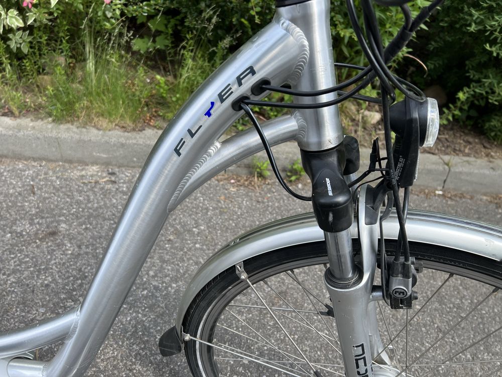 Szwajcarski rower elektryczny FLYER 36V z uszkodzoną bateria 12AH / B