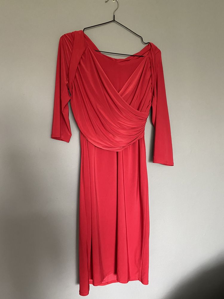 Czerwona elegancka sukienka z rozcieciem na plechach
