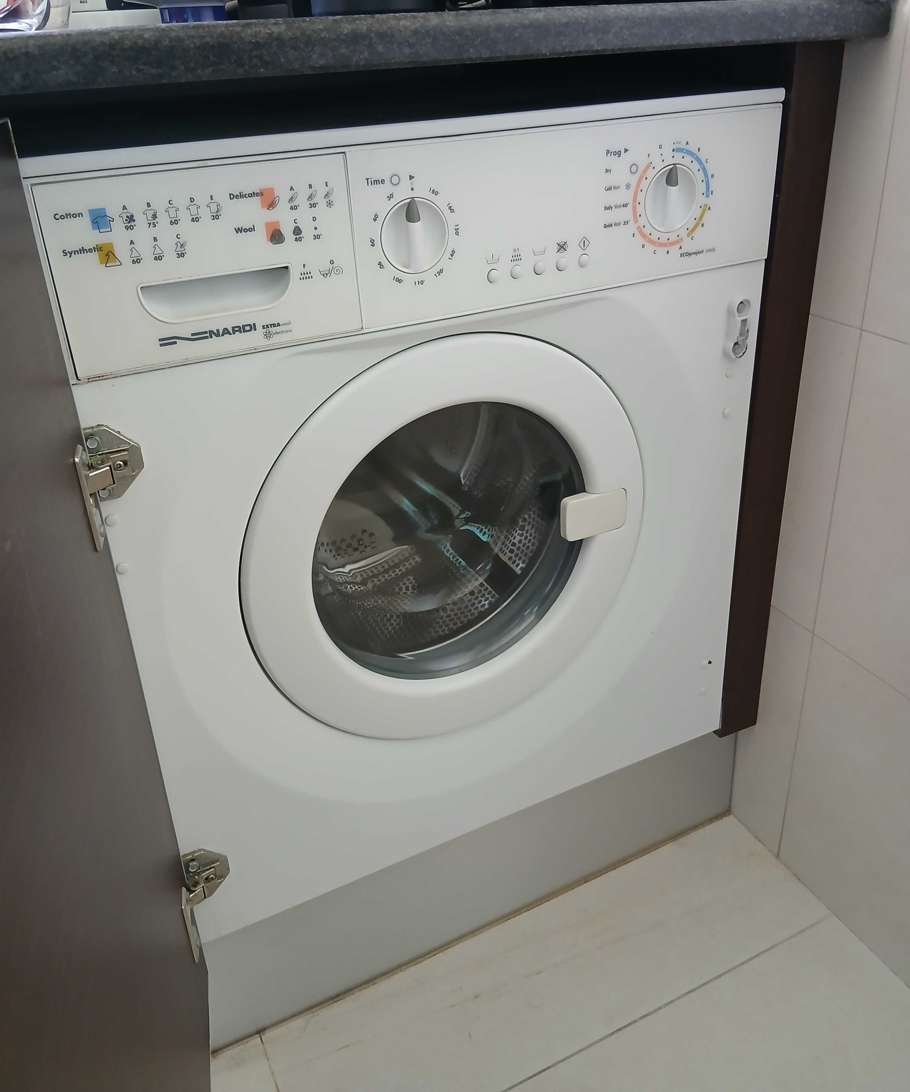 Máquina de lavar e secar roupa NARDI, de encastre, em muito bom estado