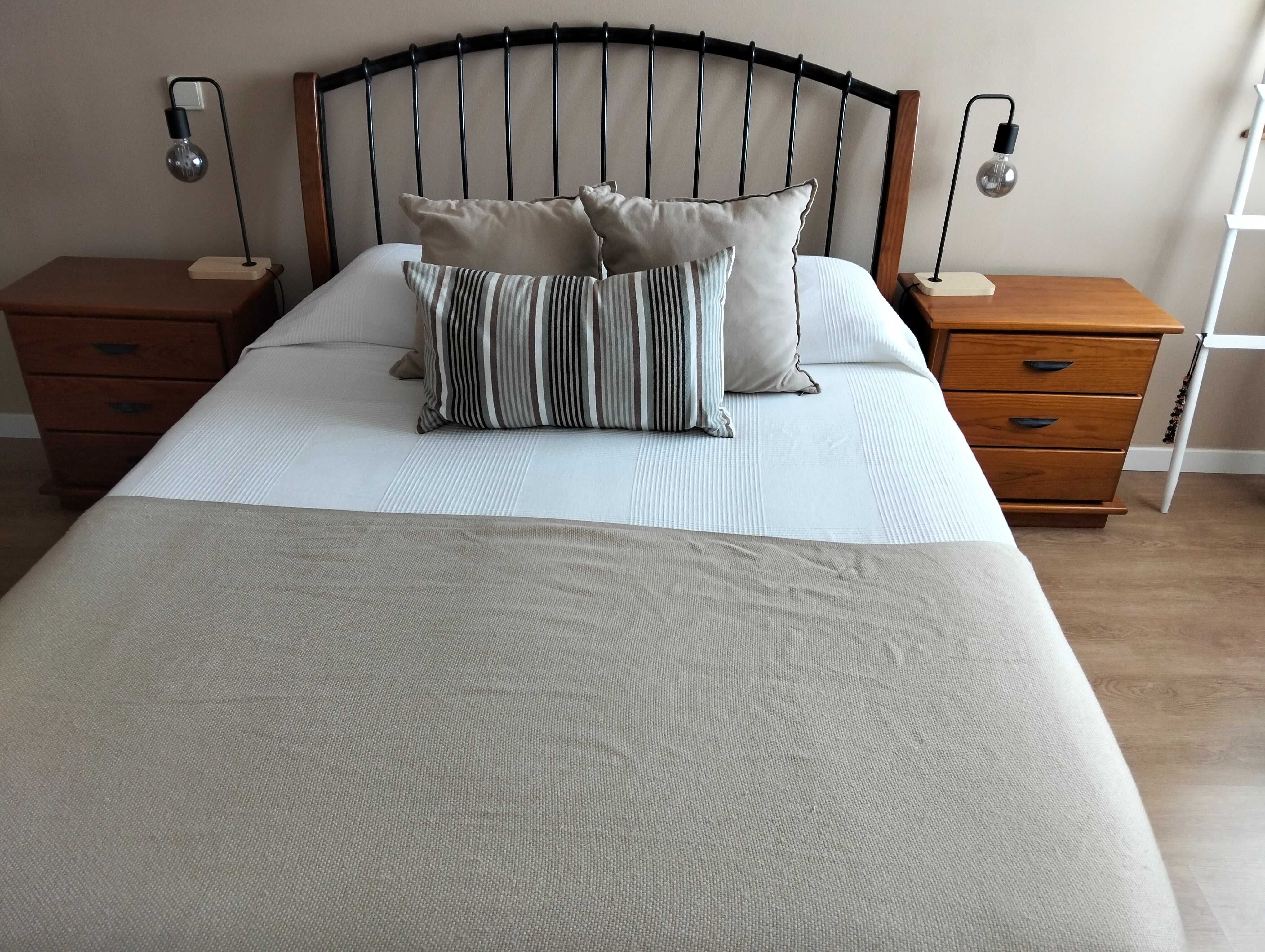 Cama de casal + colchão + 2 mesas de cabeceira