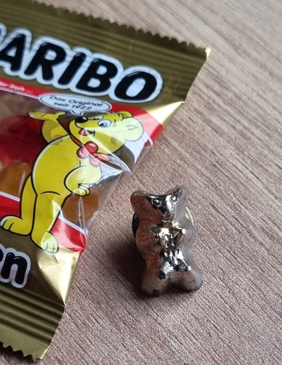 Metalowa przypinka vintage retro miś Haribo pin broszka logo