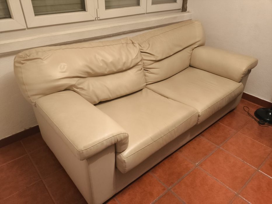 Sofá em Pele Bege – Confortável e Bem Tratado