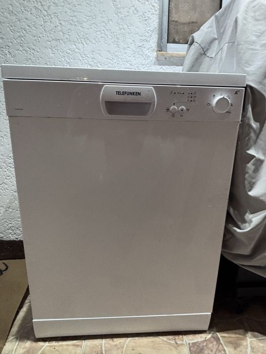 Maquina Telefunken lavar louça a funcionar.