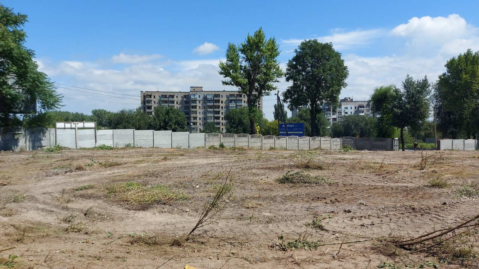 Продаж земельної ділянки під комерцію в центрі міста.
