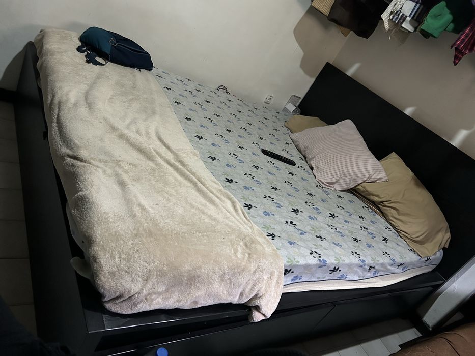 Cama de casal Malm com 4 gavetoes