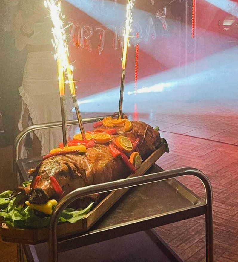 Tort urodzinowy, prezent niespodzianka prosię pieczone prosiak jagnie
