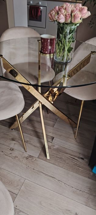 Stół szklany z czterema krzesłami Glamour