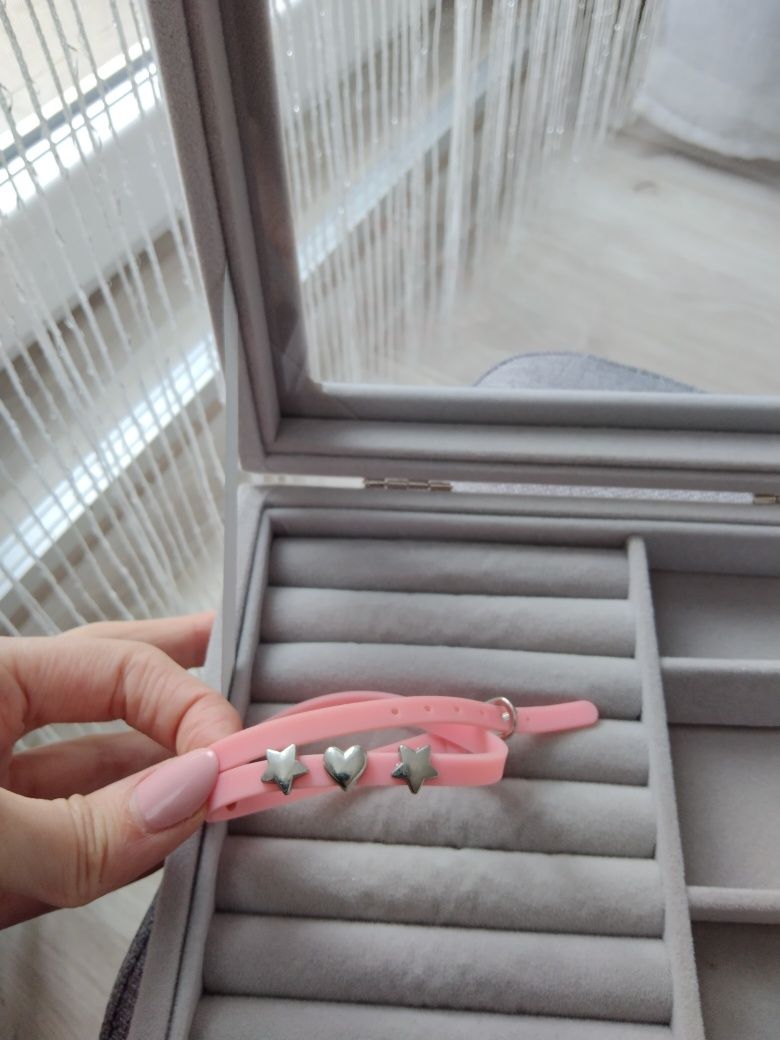 Różowa silikonowa bransoletka z zawieszkami