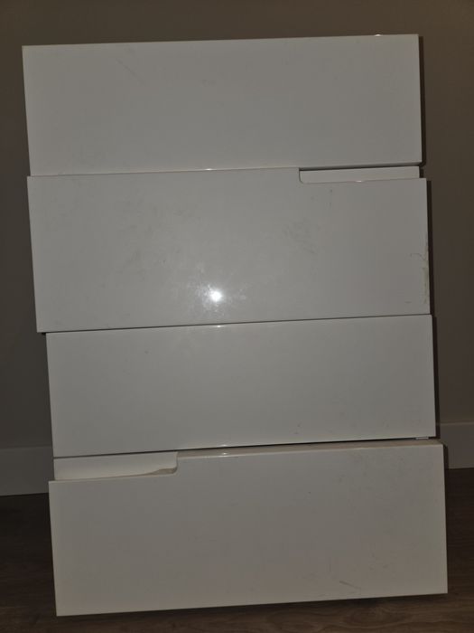 Nowoczesne białe szafki nocne z połyskiem