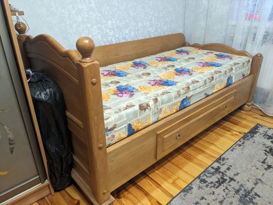 Дубове ліжко односпальне