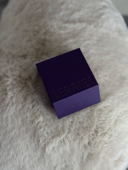 Pierścionek marki Berries z kamienia modny