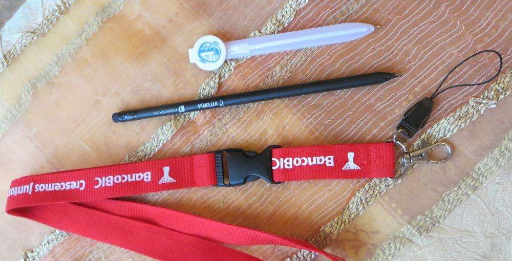 Cordão c/ gancho + Lápis carvão + Esferográfica - Novos