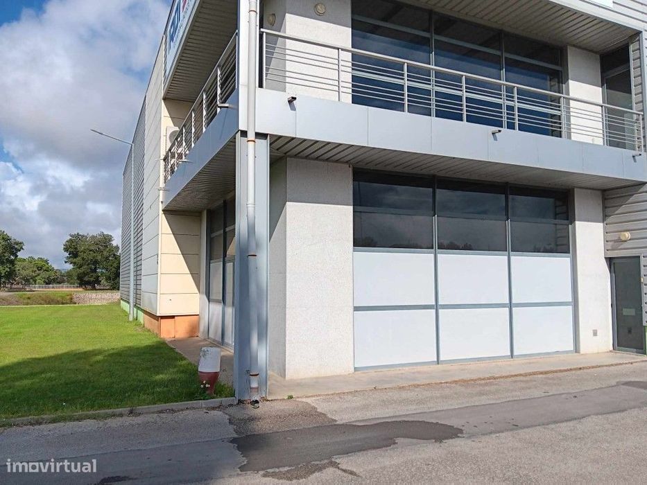 Armazém com área útil de pavimento de 585 m2 , localizado no Centro...