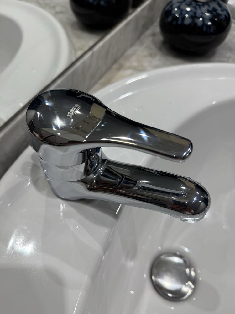 Movel wc, com espelho, 2 torneiras Roca e 2 pios