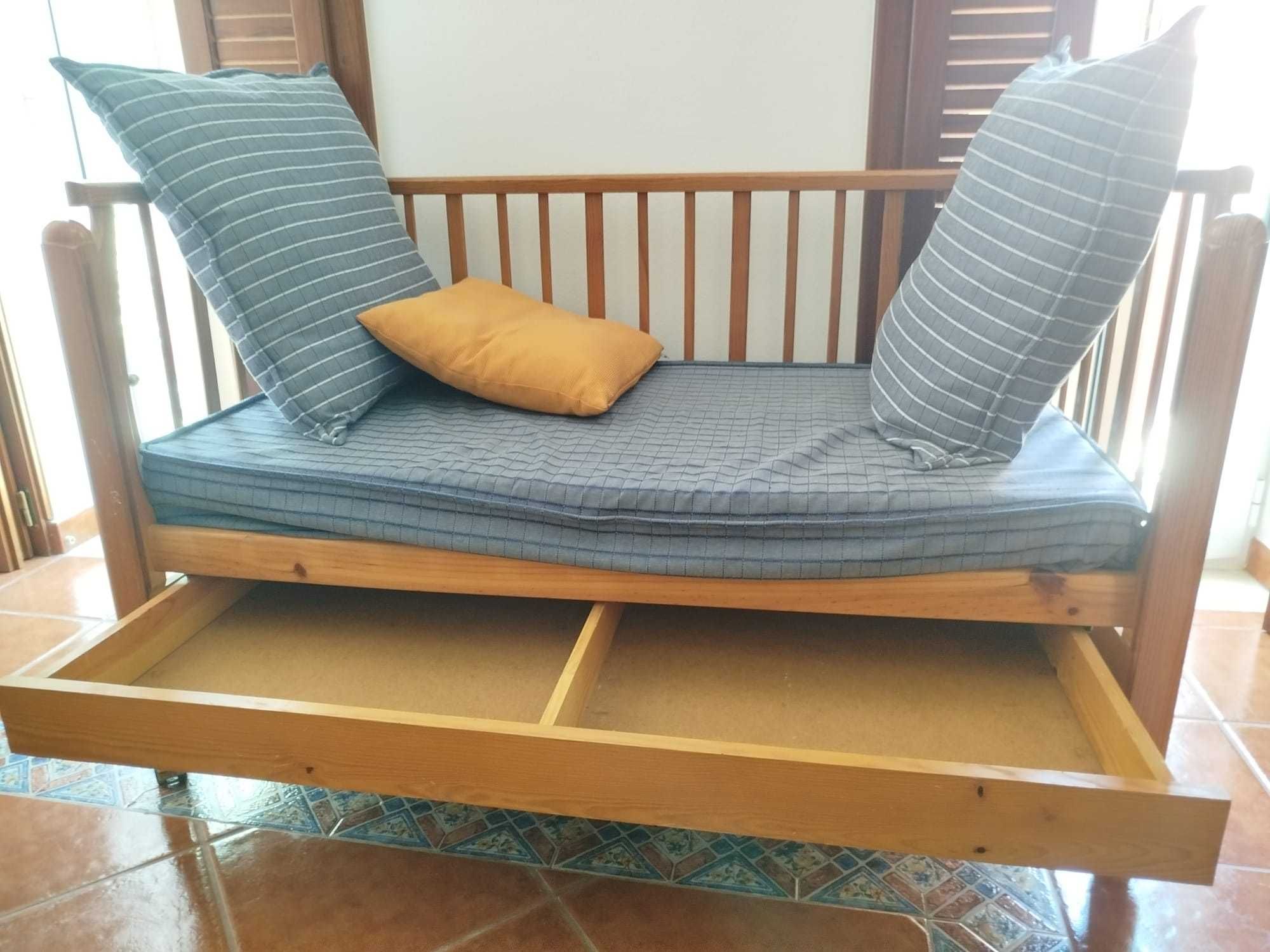 Berço/Cama em madeira com lateral regulável e removível