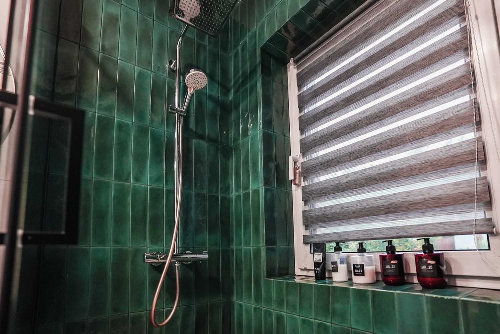 Оренда будинку біля лісу з ванною у спальні, каміном і мангалом.