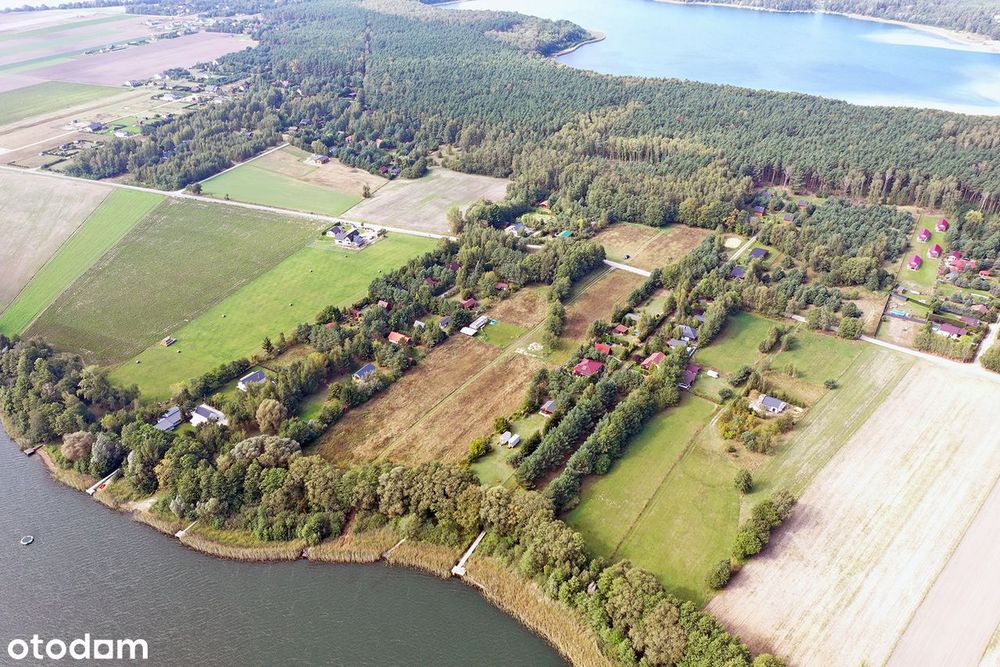 Działka z linią brzegową jeziora.