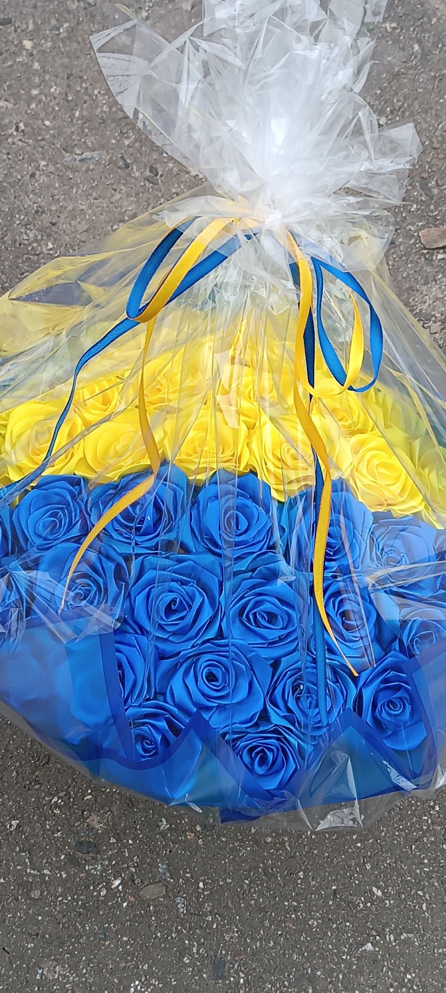 Троянди з атласних стрічок