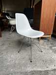 Krzesło Vitra Eames na podstawie „Eiffel” oryginalne