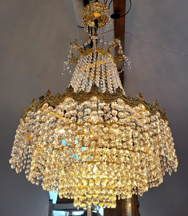 Kryształowy żyrandol z mosiądzu – pałacowy