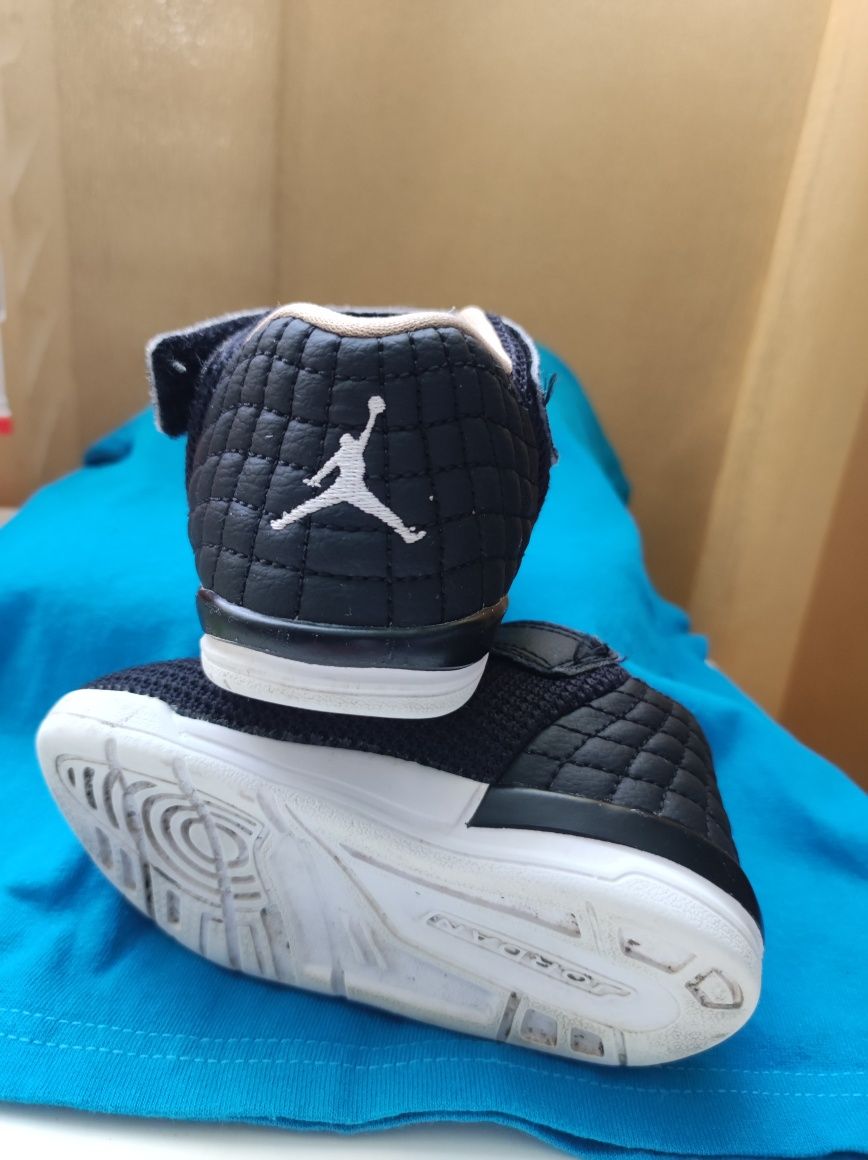 Кросівочки для малюка фірми Jordan  22 розміру