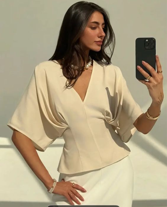 Сорочка жіноча приталена xs-s у бежевому кольорі