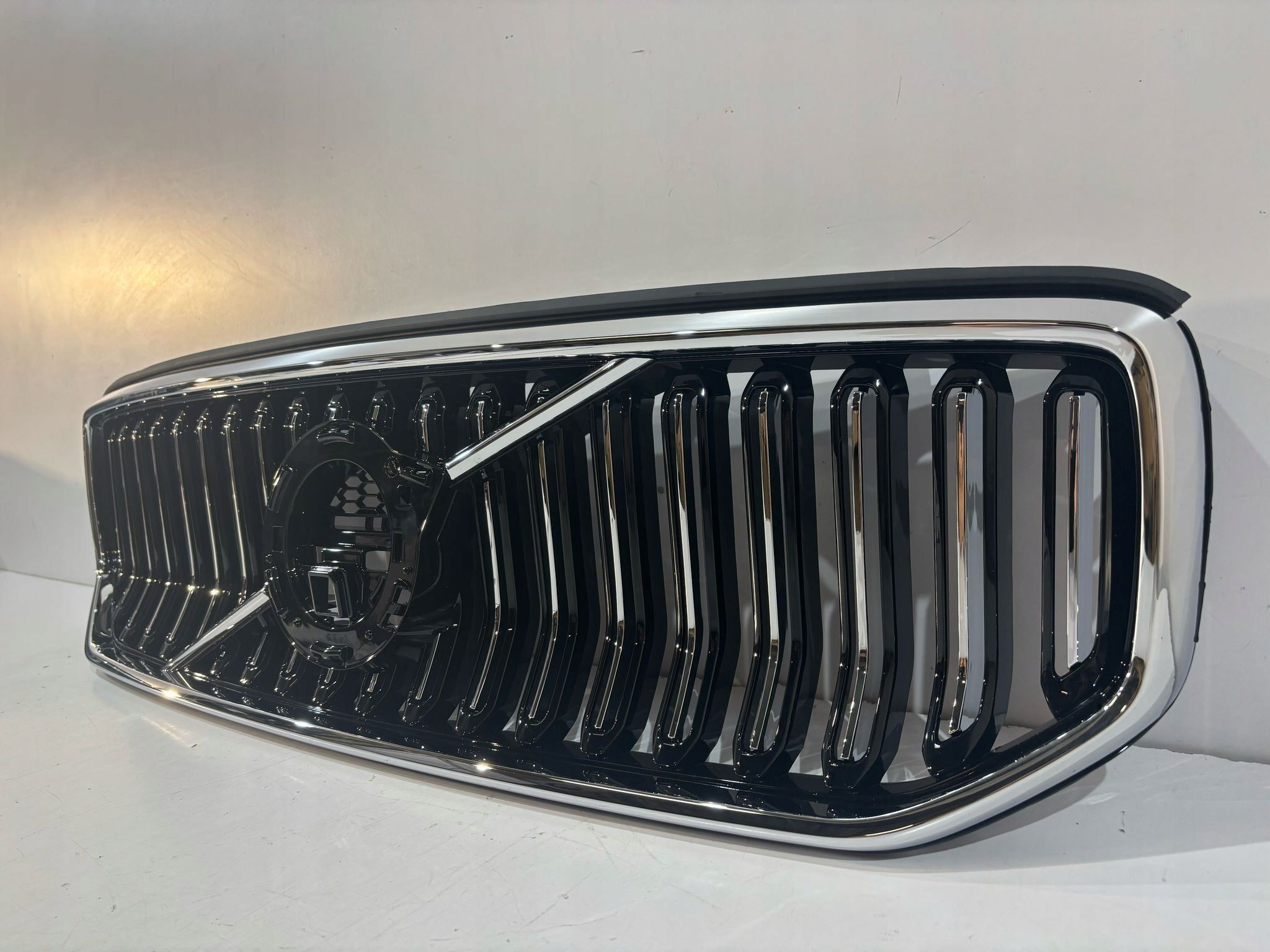 Volvo XC40 R 18  grill / atrapa chłodnicy   17763